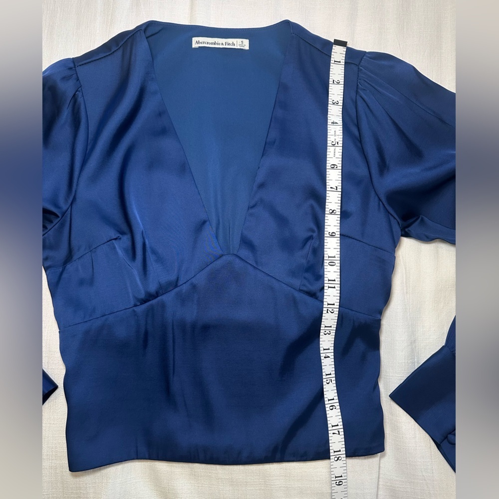 Abercrombie & Fitch Cropped Satin Plunge Navy Blouse - Picture 13 of 15